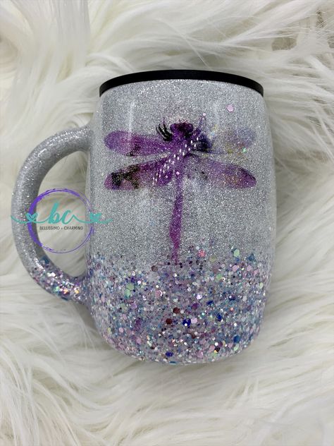 Dragonfly Tumbler Ideas, Resin Tumbler Ideas, Dragonfly Tumbler, Bling Glasses, Cup Inspiration, Yeti Cup Designs, Resin Pens, Epoxy Cups, Yeti Cups