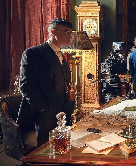 Tomas Shelby, Cillian Murphy Tommy Shelby, Cluttered Desk, Cluttered Mind, Office House, Tommy Shelby, House Of Commons, Thomas Shelby, Character Actor