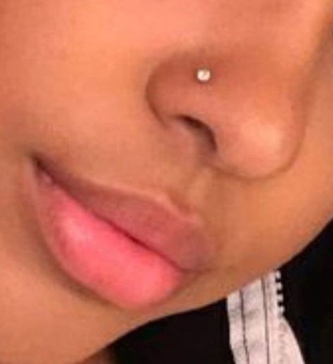 Cool Piercings Nose, Nose Peirce Chart, Noise Percinings, Fake Piercings Nose, Nose Percinings Aesthetic, Clear Nose Piercing, Nostril Piercing, Piercings Nose, Piercing Nostril