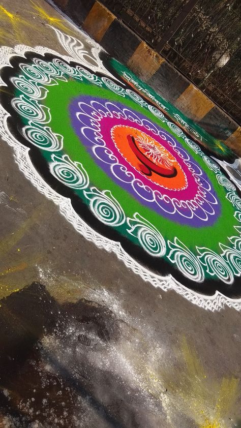 Circle Rangoli Designs Diwali, Rangoli Snap, Welcome Rangoli, Color Rangoli, Rangoli Designs For Competition, Easy Rangoli Designs Videos, Diwali Pictures, Peacock Rangoli, Rangoli Designs Photos