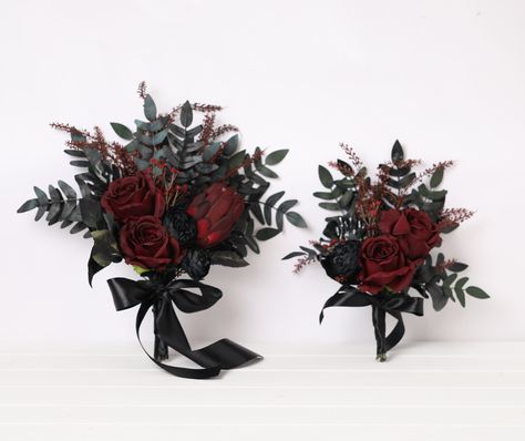 Black Burgundy Wedding, Gothic Wedding Bouquet, Burgundy Wedding Bouquet, Black Wedding Flowers, Flowers Bridesmaids, Dark Wedding Theme, Dusty Pink Weddings, Wedding Burgundy, Burgundy Roses