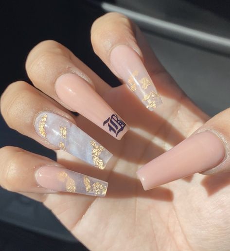 Nails Acrylic With A Letter, Cute Nails With The Letter A, Nails With The Letter S On Them, Acrylic Nails With Letter J On It, Nails With Letter Design, Letter On Acrylic Nails, Nail Designs With Letters, Letter Acrylic Nails, Nails With Old English Letters