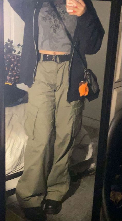 Green Grunge Aesthetic Outfits, 1990s Aesthetic Outfits, Dalia Core, Autumn Grunge Outfits, Easy Grunge Outfits, Grudge Aesthetics Outfits, Style Green Cargo Pants, Green Grunge Outfit, Grunge Skater Outfits