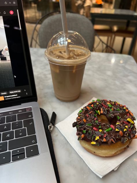 Coffee And Donuts Pictures, Donuts Aesthetic, Coffee Aesthetic Instagram Story, Doughnut Shop Aesthetic, Donut And Coffee Aesthetic, Dunkin Doughnuts Aesthetic, Filled Donuts Aesthetic, Coffee Instagram, Coffee And Donuts