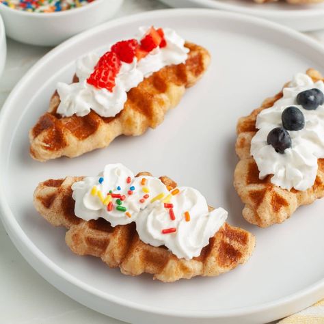 Easy Croffle Recipe Croffle Recipe, Croissant Waffle, Recipe Croissant, Cinnamon Roll Icing, Cinnamon Roll Waffles, Waffle Iron Recipes, Waffles Easy, Belgian Waffle Maker, Fun Dessert