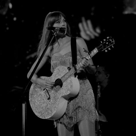 Eras Tour Fearless, Taylor Swfit, Taylor Swift Images, Fearless Era, Taylor Swift Aesthetic, Taylor Swift 1989, Gray Aesthetic, Taylor Swift Pictures, Grey Wallpaper