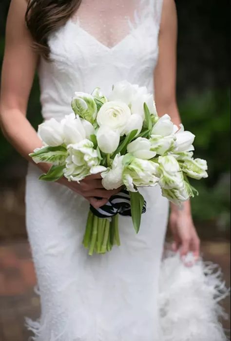 Tulip Bridal Bouquet, White Tulip Bouquet, Roses And Tulips, Wedding Flowers Tulips, Bridal Bouquet Spring, Tulip Wedding, Spring Wedding Bouquets, Winter Wedding Bouquet, Winter Wedding Flowers