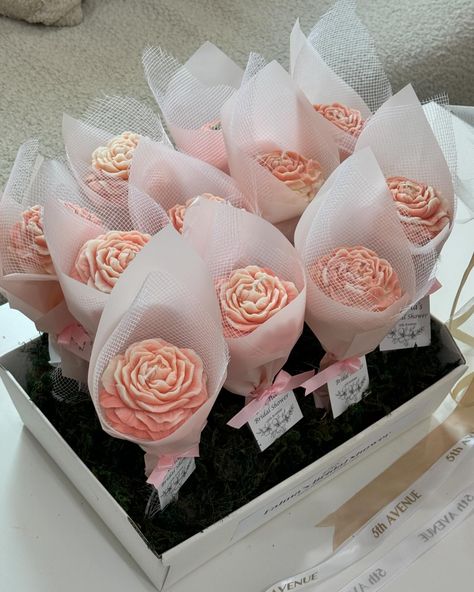 Lavish peony candles mini bouquets.Best for special occasions. Scented soy wax candles. You can choose the color and the scent ________________________________________ Price : 3 kd each more than 10 pcs 2.5 kd only Tray arrangement fit for 10-15 pcs, 3 kd only ____________________________________ Available in the “Distribution ” section of the website order via the website or WhatsApp👇🏻 Link in bio www.5havenucrafts.com Homemade Candle Recipes, Candle Bouquet, Candle Boxes, Mini Bouquets, Peony Candle, Butterfly Candles, Candle Diy, Homemade Scented Candles, Diy Candles Scented