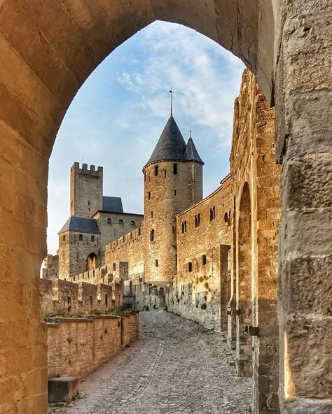 Beautiful Castles of the World on Instagram: “Tag #castellidelmondo 🌻🌿🌺📷@markvzquez  Location 🏰#carcassonne #france Pic chosen by Admin @salvatorevatrano 😎 #castle #chateaux #burgen…” Castles Of The World, Carcassonne France, European Bucket List, Canal Du Midi, France Aesthetic, European Castles, Visit France, Barcelona Travel, Beautiful Castles