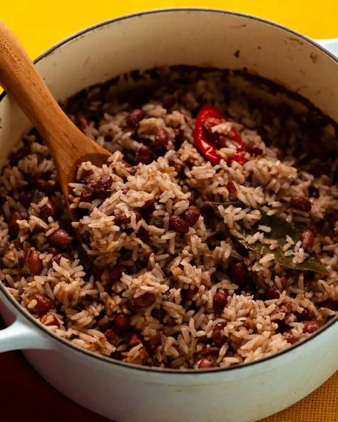 Rice & peas is a Jamaican dish of coconut rice mixed with red (kidney) beans, perfumed with spices & a bit of warmth from fresh chile peppers. Traditionally cooked on the stove but to avoid any chance of scorching this is an easier oven method. Long grain rice, canned kidney beans*, onions, & garlic cooked with coconut milk; seasoned with Scotch bonnet or habanero pepper, allspice, thyme, & bay leaf. (*Can also use black beans or pigeon peas.) Simple Jamaican Rice And Peas, Rice And Peas Jamaican Canned Beans, Jamaican Rice And Peas With Canned Beans, Jamaican Beans And Rice, Jamaican Rice And Beans Recipe, Jamaican Beans, Jamaican Rice And Beans, Food Jamaican, Rice And Peas Jamaican