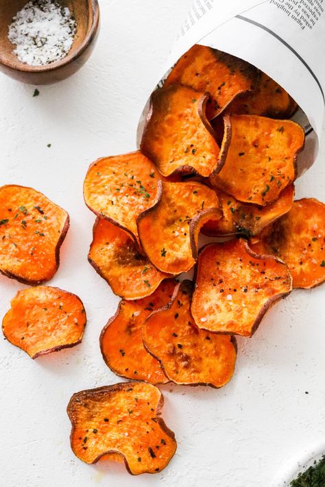 Homemade Sweet Potato Chips Air Fryer, Sweet Potatoe Air Fryer Chips, Air Fried Sweet Potato Chips, Sweet Potato Crisps Air Fryer, Airfryer Sweet Potato Chips, Air Fry Sweet Potato Chips, Sweet Potato Chips Air Fryer, Best Air Fryer Sweet Potato, Healthy Buffet