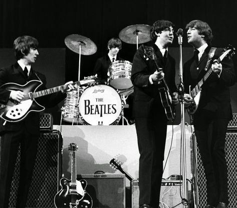 8th September 1964. The Beatles performing at the Montreal Forum. Beatles Performing, Beatles Concert, Beatles Quotes, The Beatles Live, Beatles Rare, Beatles Photos, Beatles Fans, Lauryn Hill, Soul Jazz