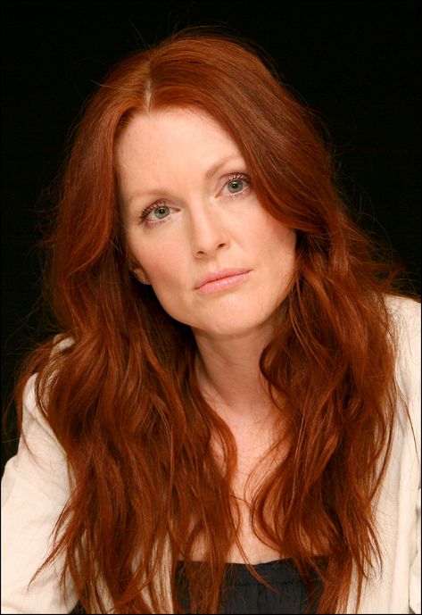 Julianne Moore Red Hair, Julianne Moore 90s, Julianne Moore Hair, Red Wigs, Julianne Moore, Ageless Beauty, Auburn Hair, Jolie Photo, Trendy Hairstyles