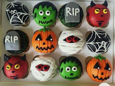 Muffin Halloween, Halloween Cupcake Cake, Halloween Torte, Spooky Halloween Desserts, Halloween Food Cupcakes, Spring Cupcakes, Halloween Food Treats, Halloween Cupcake, Holiday Cupcakes