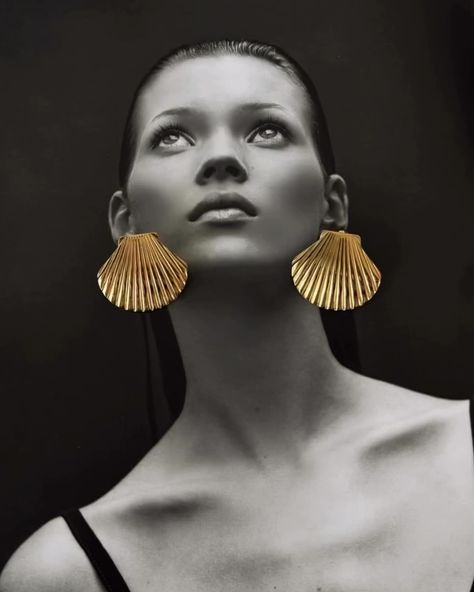 Shell Obrringe ✨🐚Lieben wir …. ✨ shop here 🔍https://www.demale.de/products/hoop-Ohrring #muschel#shell#likes#fashion#jewelry#live#vibes#trend#summer#style#instagram#goodvibes#ınstagood Aesthetic Gallery, Resort Jewelry, Creative Jewelry Photography, Jewelry Ads, Style Instagram, Old Magazines, Jewelry Fashion Trends, Classy Jewelry, Jewelry Photography