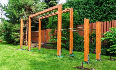 Diy Gymnastics Bar, Diy Monkey Bars, Garden Ladder Ideas, Outdoor Pull Up Bar, Bar Ladder, Backyard Jungle Gym, Ladder Ideas, Backyard Fort, Garden Ladder