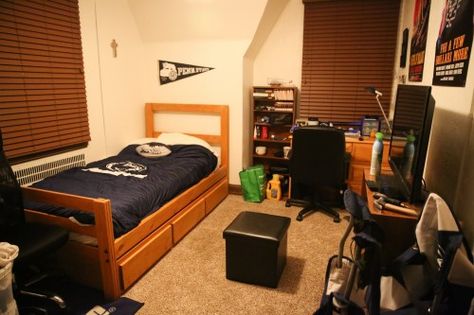 PENN STATE – STUDENT LIFE – Just in case you never get lucky enough to see the bedroom of a Chi Phi brother in person, here’s what they look like. Simple, functional, and shockingly clean. As of right now, every person living in this house has their own room, which is just totally unfair. Frat House Bedroom, Fraternity House Interior, Frat House Interior, Cluttered Room, House Character, Fraternity House, Frat House, House Aesthetics, College Au