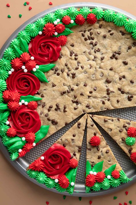 Giant Christmas Wreath Cookie Cake - Peas and Crayons Christmas Cookie Cake Design, Christmas Cookie Cakes, Giant Cookie Cake Recipe, Giant Christmas Wreath, Giant Birthday Cake, Giant Cookie Cake, Message Cookies, Christmas Wreath Cookies, Christmas Cookie Cake