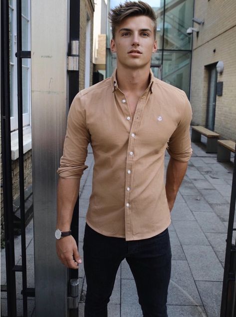 Tan Shirt, Herren Style, Formal Men Outfit, Men Fashion Casual Shirts, Daniel Radcliffe, Mens Fashion Casual Outfits, Herren Outfit, Stylish Mens Outfits, Mode Masculine