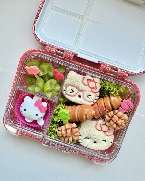 Hello Kitty and Friends!✨ Next in line is Pompompurin!💛⭐️✨ ———————————————— Find simple, healthy and kawaii bento snacks/lunch ideas for kids here!🍱♥️✨ ~Certified and approved by my 5 year old👧🏻 ~Made by the food picks and bento accessories collector mom, Cherry 👩🏻 #bento #BentoSnack #BentoKids #Kawaii #GoodFood #BentoLunch #HealthyFood #FoodPicks #JapanFinds #BentoAccessories #Characters #yum #yummy #nomnomnom #cute #love #mommylove #preschoolers #BentoForKids #bentoboxforkids #sanrio #... Bento Box Lunch Design, Hello Kitty Lunch Ideas, Sanrio Bento Box Lunch, Japanese School Lunch Lunchbox Ideas, Kawaii Lunch Ideas, Food Bento Lunch Boxes, Bento Box Kawaii, Lunchbox Recipes For Kids, Bento Ideas Kids