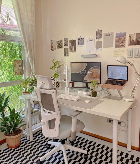 Beige Desk Chair, Desk Ideas Bedroom, Studio In Casa, Home Studio Setup, Study Decor, Desk Inspo, Desk Inspiration, Apartment Bedroom Decor, Office Room Decor