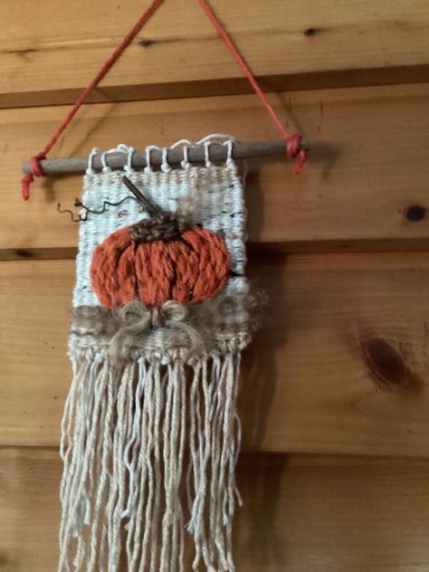 Fall decor. Pumpkins perfect for Halloween thru to TGiving. Grapevine stem. Twine for bow for a rustic look. Wool Decor Diy Wall Art, Halloween Weaving Wall Hanging, Fall Weaving, Fall Decor Pumpkins, Decor Pumpkins, Loom Projects, Weaving Loom Projects, Weaving Wall Hanging, Macrame Wall Hanging Patterns