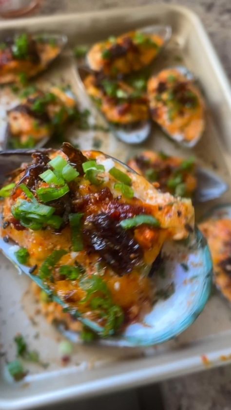 theshellfishcook on Instagram: 💪🏻💪🏻💪🏻 Recipe below. Ingredients: - Green mussels - Kewpie mayo - Sriracha hot sauce - Finely minced garlic - Masago - Cracked black… Green Mussels, Kewpie Mayo, Mussels Recipe, Green Lipped Mussel, Kiss The Cook, Foodie Food, Vietnamese Recipes, Sriracha, Fish And Seafood