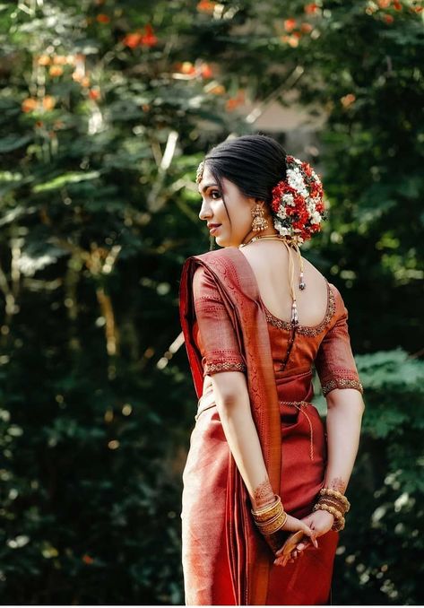 South Indian Bride Poses Photo Ideas, Single Poses In Saree, Hindhu Engagement Kerala Dress, Kerala Bride Poses, South Indian Look Photoshoot, Kerala Hindu Bride Blouse Designs, South Indian Bride Poses, South Indian Bride Photoshoot, Wedding Saree Poses