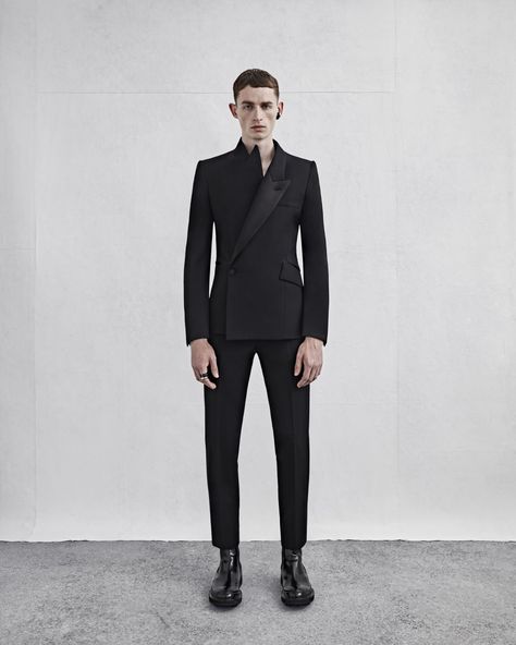 Alexander Mcqueen Menswear Runway, Alexander Mcqueen Male Fashion, Mcqueen Menswear, Summer Fashion Week, Alexander Mcqueen Menswear, Prom Suit, Campaign Shoot, Suit Ideas, Alexander Mcqueen Fashion