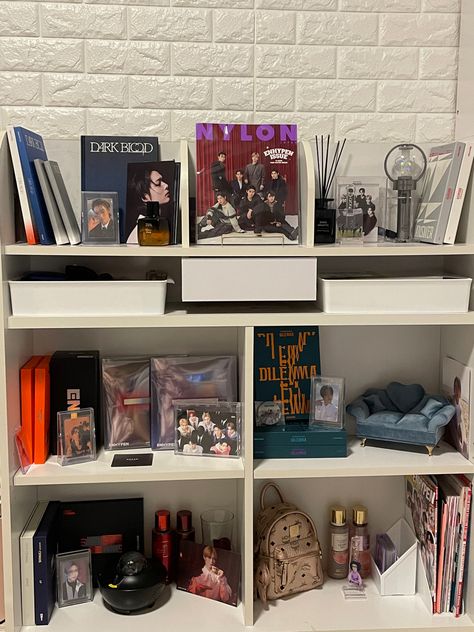 Kpop Shelves, Albums Shelf, Enhypen Tour, Habitacion Aesthetic, Album Shelf, Kpop Albums Shelf, Kpop Shelf, Kpop Lightsticks, Kpop Room