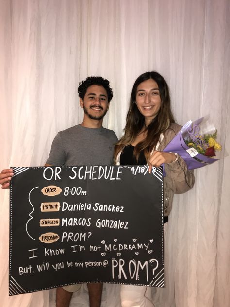 Greys anatomy promposal Greys Anatomy Hoco Proposals Ideas, Hoco Proposals Ideas Greys Anatomy, Medical Promposal, Greys Anatomy Hoco Proposal, Greys Anatomy Promposal, Prom Captions, Creative Prom Proposal Ideas, Prom Pictures Group, Cute Promposals