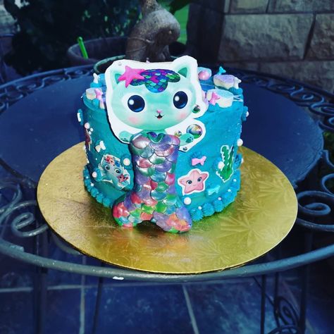 My take on decorating a birthday Mercat Cake. Gabbys Dollhouse Mercat Cake, Cakey Cat Gabby's Dollhouse Cake, Mercat Cake, Mercat Birthday Cake, Mermaid Cat Cake, Rainbow Caticorn Cake, Round Cakes, Front Room, Birthday Cake