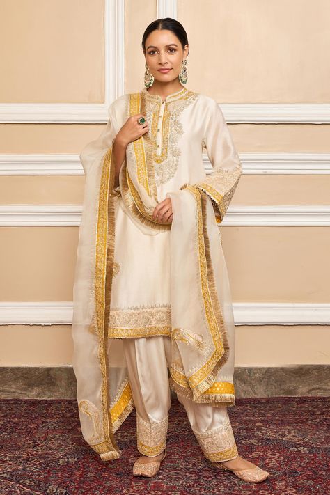 Shop for these amazing collections of Ivory Kurta Pure Silk Chanderi Embroidered Gota Applique Band A-line Set For Women by Sheetal Batra online at Aza Fashions. Sheetal Batra, Applique Kurta, Long Kurti Patterns, Punjabi Salwar, Dresses Traditional, Velvet Dress Designs, Salwar Designs, Dress Book, Casual Indian Fashion