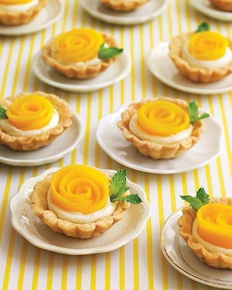 Mini Fruit Tarts, Dessert Mini, Mango Cake, Dessert Aux Fruits, Fruitcake Recipes, Mini Tart, Small Desserts, Fruit Tart, Tart Recipes