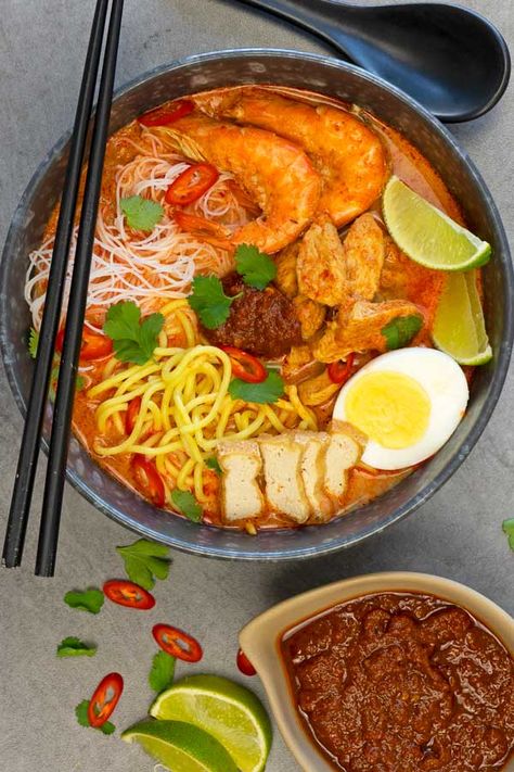 Red Curry Laksa Noodle Soup - El Mundo Eats Curry Laksa Recipe Malaysia, Laksa Noodle Soup, Laksa Photography, Mee Curry, Laksa Singapore, Laksa Curry, Laksa Noodles, Chili Paste Recipe, Laksa Recipe