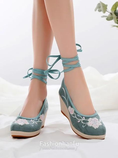 Asian Shoes, Chinese Shoes, Korean Shoes, Leisure Dress, Chinese Embroidered, Shoes Names, Hanfu Traditional, Traditional Chinese Dress, Shoes Outfit Fashion