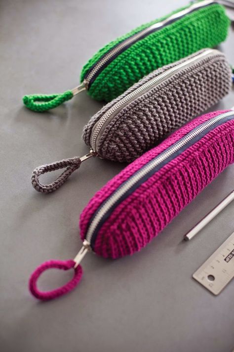 Pouzdro Crocheting Inspiration, Pencil Case Tutorial, Crocheted Purses, Crochet Pencil Case, Pencil Case Pattern, Crochet Pencil, Diy Pencil Case, Crochet Case, شال كروشيه