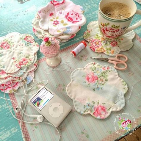 Sewn Coasters, Vintage Handkerchiefs Crafts, Handkerchief Crafts, Diy Sewing Gifts, Hand Sewing Projects, Scrap Fabric Crafts, Tea Coaster, Fabric Coasters, Small Sewing Projects