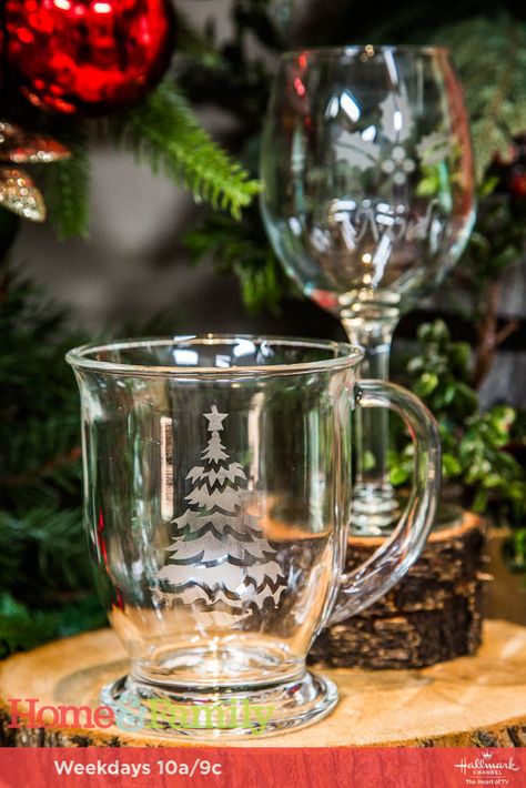 Christmas Wine Glasses Etched, Etched Glass Ideas Christmas Gifts, Etched Christmas Glasses, Christmas Glass Etching Ideas, Christmas Etched Glass Ideas, Etched Glass Ideas, Etching Glassware Diy, Christmas Glassware, Glass Etching Diy