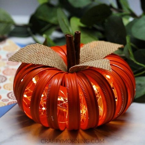 Mason Jar Lid Pumpkin, Mason Jar Lids Crafts, Jar Lid Crafts, Mason Jar Pumpkin, Diy Pumpkins, Koti Diy, Mason Jar Lid, Diy Jar Crafts, Fall Thanksgiving Decor