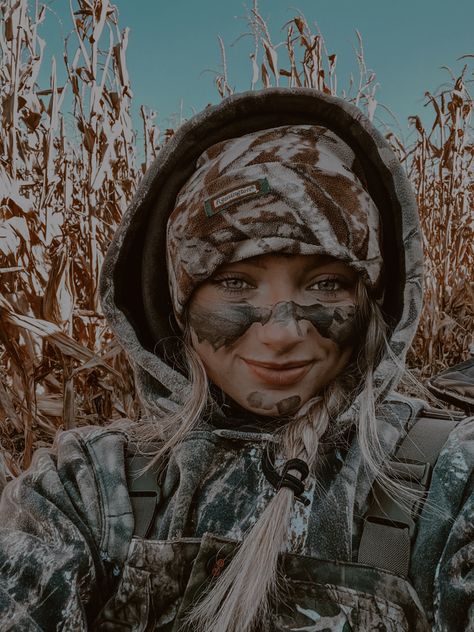 Hunting Hairstyles For Women, Hunting Hairstyles, Snowmobile Humor, Hunting Outfits For Women, Camo Aesthetic, Hunting Outfits, Hunting Pics, Hunting Couple, Girls Who Hunt