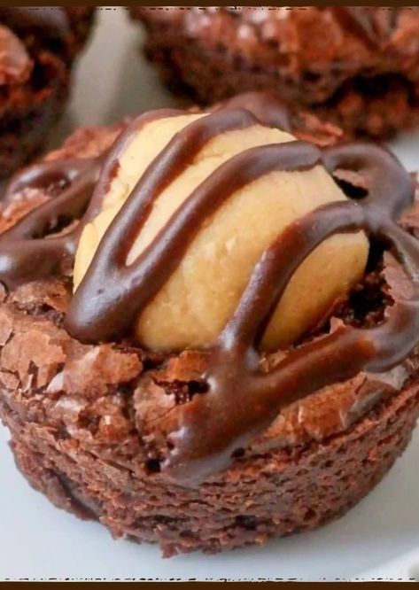 Discover how to make Buckeye Brownie Bites with our easy guide. Indulge in mini chocolate and peanut butter treats perfect for any occasion. Buckeye Brownie Bites, Buckeye Bites, Buckeye Brownies Recipe, Holidays Treats, Buckeye Cookies, Gf Brownies, Buckeye Balls, Buckeye Brownies, Peanut Butter Buckeyes