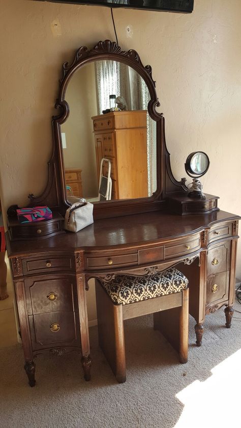 Dressing Table Models, Decore Aesthetic, Wooden Dressing Table, Furniture Aesthetic, Handmade Wood Crafts, Wooden Things, Antiques Decor, New Houses, Furniture Flip