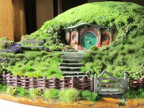 It would be so cool to hide this in my front flower garden Casa Do Hobbit, Hobbit Garden, Casa Hobbit, Faeries Gardens, Hobbit Hole, Gnome House, Hobbit House, Fairy Garden Houses, Fairy Doors