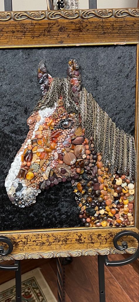 Button Horse Art, Jewelry Mosaic Art, Old Jewelry Repurposed Diy Projects, Repurposing Jewelry, Bingo Ideas, Jewelry Painting, Jeweled Picture, Old Jewelry Crafts, Jewel Frames