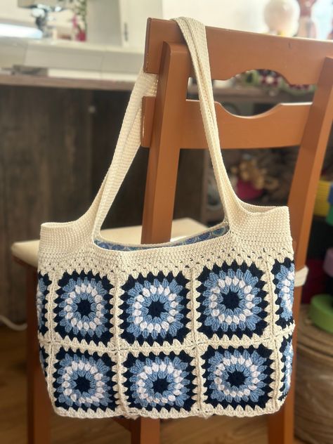 Crochet Scarf Patterns - Crochet Scarves - Crochet Head Scarf -  Crochet Patterns - Crochet Projects Granny Square Beach Bag, Crochet Beach Bag, Crochet Beach Bags, Crochet Tutorial Pattern, Modern Crochet Patterns, Crochet Bag Tutorials, Granny Square Bag, Beige And Blue, Handbag Pattern