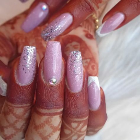 Trendy And Gorgeous Nail Art For Brides That We Adore Nail Art Designs For Bride, Bridal Nail Art Indian, Nail Art Indian, Nail Art For Brides, Bridal Manicure, Bridal Nail, Bride Indian, Classy Nail Art, New Nail Art Design