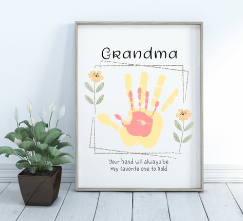 This is a super-sweet gift for Grandma that she will adore! You cannot go wrong with an adorable handprint craft! Just add your child's handprint top of the yellow on in the template! Free printable! :)(For more name options - Mimi, Gigi, Memaw, Nana, Nanny - you can take a look here!) Grandpa Card, Diy Gifts For Grandma, Grandma Picture Frame, Grandma Crafts, Handprint Gifts, Grandmas Mothers Day Gifts, Easy Toddler, Birthday Gifts For Grandma, Handprint Craft