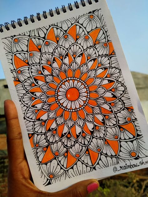 Orange Mandala Art, Pen Mandala, Mandala Practice, Super Easy Drawings, Orange Mandala, Mandala Sketch, Diy Mandala, Mandala Book, Orange Gradient