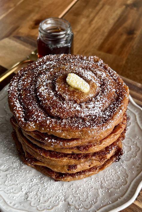 Gingerbread Cinnamon Roll Pancakes — Well Made by Kiley Gingerbread Pancakes Recipe, Christmas Pancakes, Caramelized Walnuts, Gingerbread Pancakes, Cinnamon Roll Pancakes, Streusel Coffee Cake, Cozy Breakfast, Baking Fun, Autumn Recipes